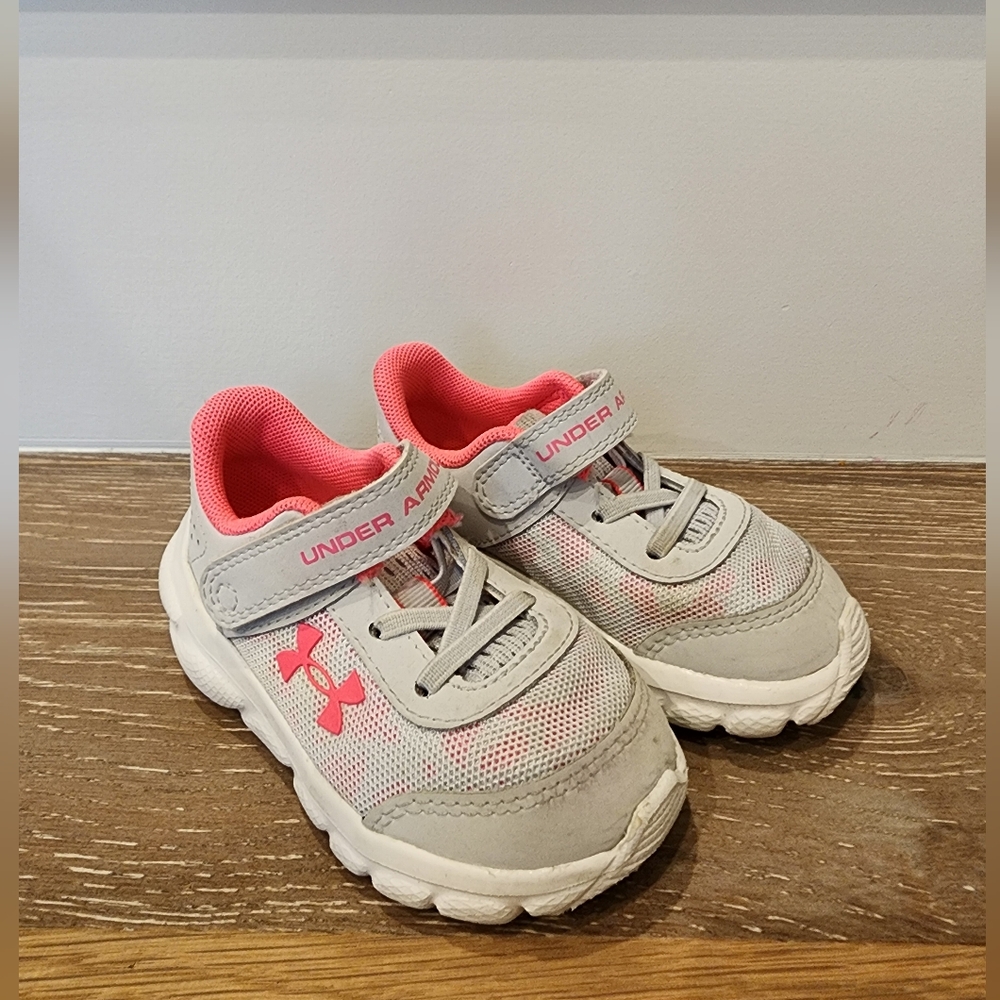 NWT UNDER ARMOUR INFANT TODDLER KIDS GIRLS GREY PINK RUNNING SHOES SNEAKERS SZ 5